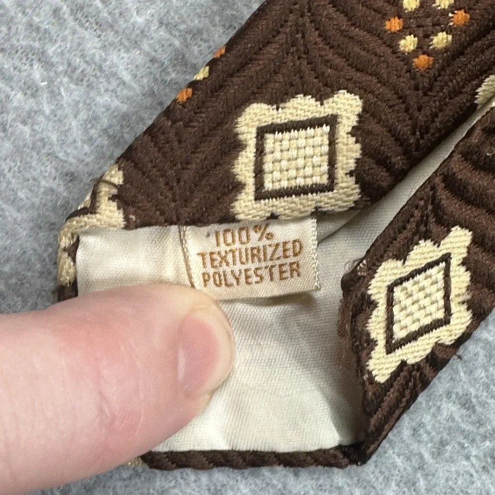 Vintage Armando Collection Mens Tie Brown Textured Foulard Medallion 57x4 NOTE